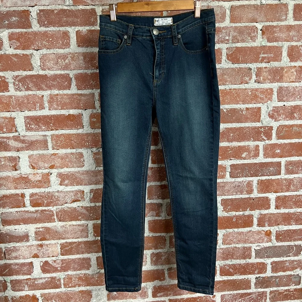 FREE PEOPLE blue stretch high rise skinny jeans denim dark wash. Size 27 crop - Picture 9 of 11